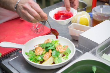 karides ve ahududu reçeli ile sebze salatası, sağlıklı gıda kavramı