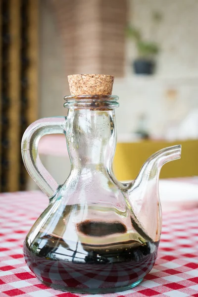 Стеклянная бутылка с настоящим бальзамическим уксусом — стоковое фото