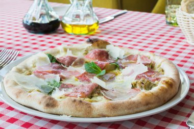 Lezzetli İtalyan sığır eti pizza