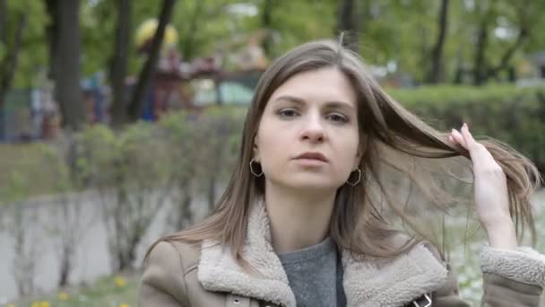 Primer plano retrato de mujer atractiva cara morena cabello — Vídeo de stock