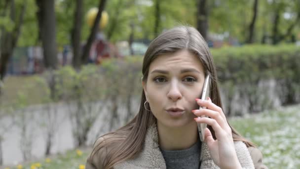 Portrét smutné dívky, která mluví na smartphone — Stock video