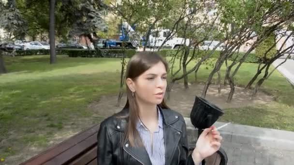 Bella ragazza nel parco fuma una sigaretta — Video Stock