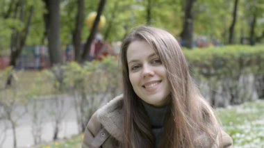 Açık havada kadın yüzünün yakın çekim