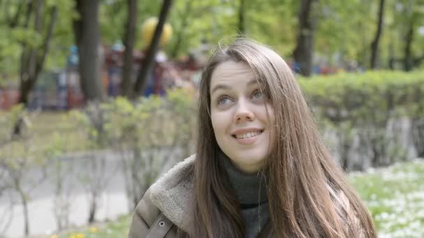 Портрет привабливої усміхненої кавказької етнічності Молода жінка в міському парку — стокове відео