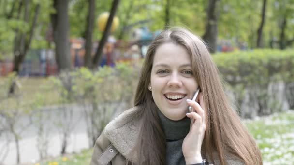 Bella ragazza felice ritratto parlando sul cellulare e sorridente — Video Stock