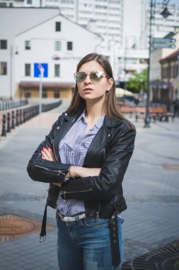 siyah deri ceket, kot pantolon ve güneş gözlüğü güzel şık kız