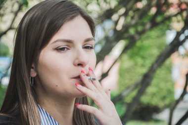 Kız açık havada Sigara