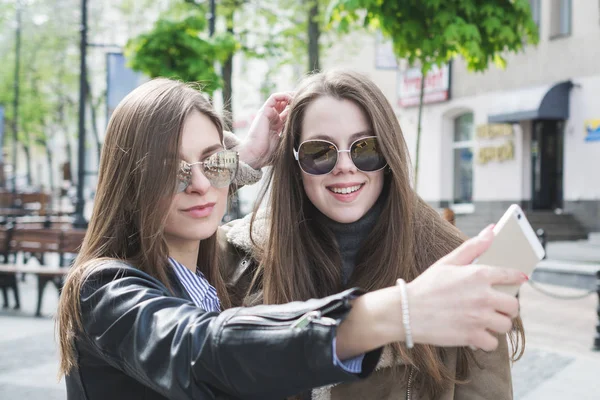 Koncepcja przyjaźni dwie dziewczyny biorąc selfie w mieście — Zdjęcie stockowe