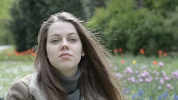 Bella ragazza sorridente e parlando nel parco — Video Stock