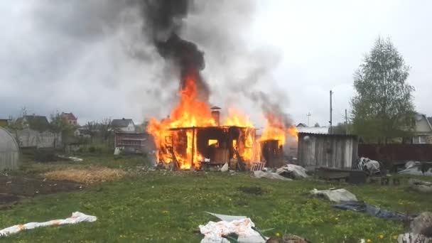 Small village house in flames — Stock Video