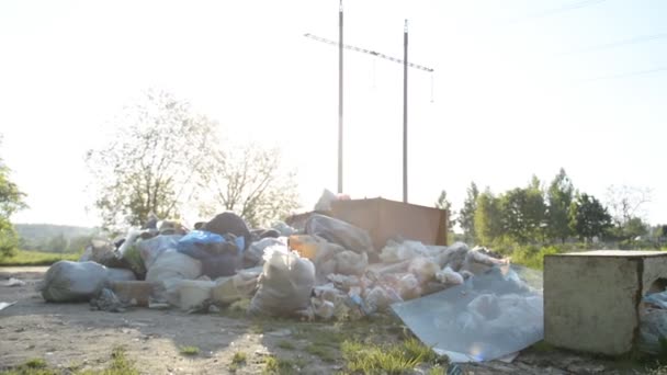 Концепція забруднення навколишнього середовища будівельними та пластиковими відходами людської діяльності — стокове відео