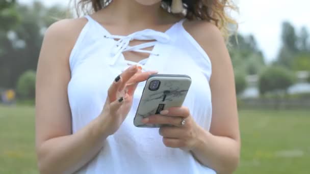 Γυναίκα χέρια χρησιμοποιώντας το τηλέφωνο αφής σε εξωτερικούς χώρους — Αρχείο Βίντεο