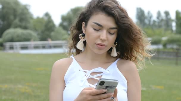 Серйозна жінка використовує смартфон — стокове відео