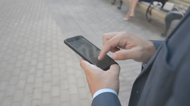 Manos masculinas están escribiendo un mensaje a los amigos en el teléfono — Vídeo de stock