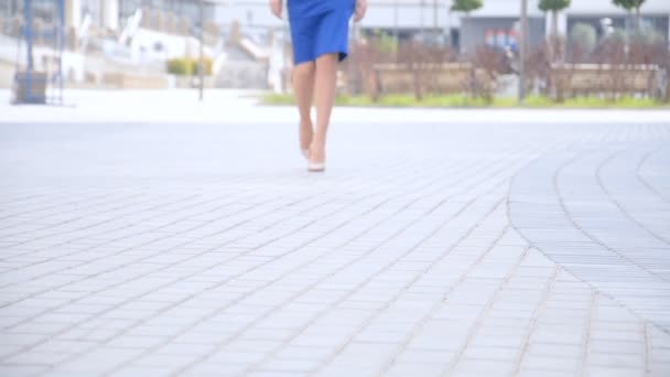 Lifestyle shot of beautiful young female legs walking — Stock Video