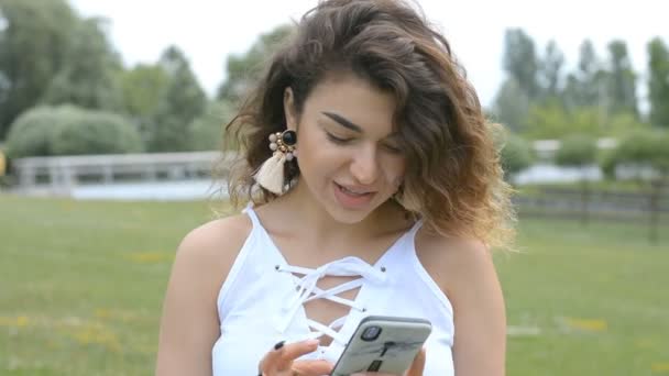 Vonzó lány SMS gépelés — Stock videók