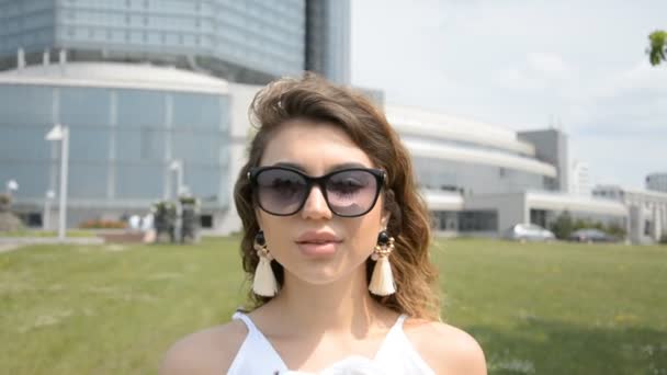 Retrato de chica de moda guiñando el ojo en el exterior — Vídeo de stock