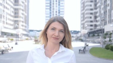 portre, sarışın kız kameraya bakar ve güneş gözlüğü koyar