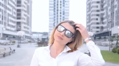 güneş için beyaz saçlı ve babaları ile güzel bir kız portresi