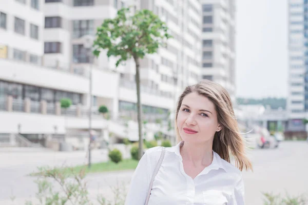 Retrato de una hermosa chica en un negocio —  Fotos de Stock