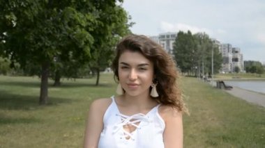 parkta kız kameraya bakmak