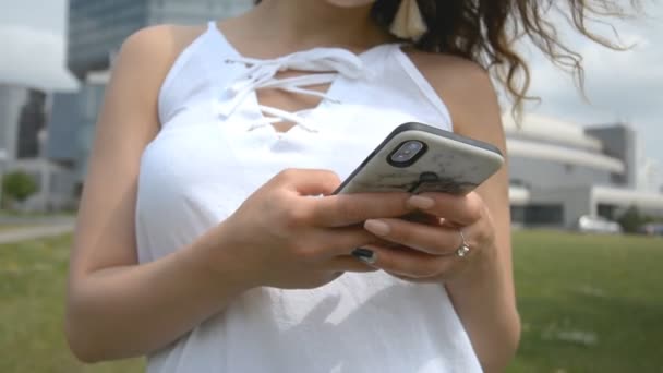 Mulher sms digitação — Vídeo de Stock