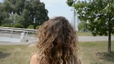 Kıvırcık saçlı kadın kafası hd görüntüleri
