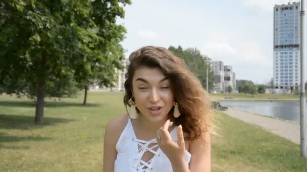 Conversation Émotionnelle Une Belle Fille Avec Des Cheveux Bouclés Séquences — Video