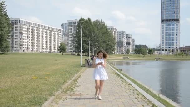 Joven Hermosa Chica Con Pelo Rizado Camina Por Sendero Parque — Vídeo de stock