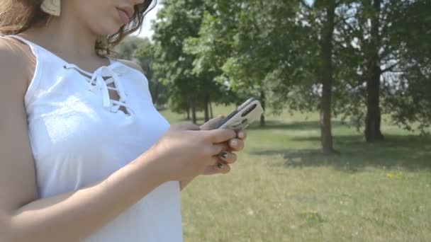 Žena rukou SMS typoval HD záběry