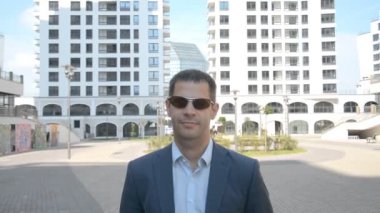 gri saçlı çekici orta yaşlı adam hd görüntüleri