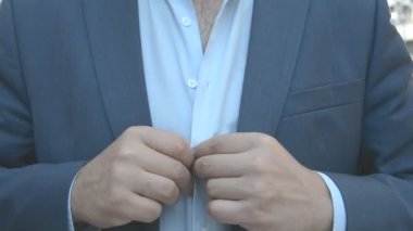 Ceketini Ilikleyen Bir Adam hd görüntüleri