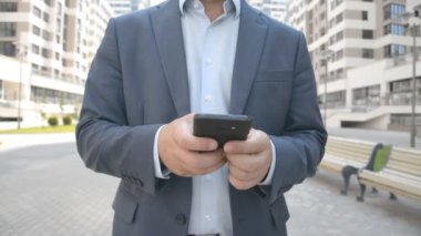 şehirde iş adamı sms yazarak, kentsel kavram