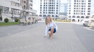 kız kaldırım hd stok görüntüleri euro yükseltir