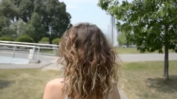 Rückseite Frau Kopf Mit Lockigem Haar Aufnahmen Sagen — Stockvideo