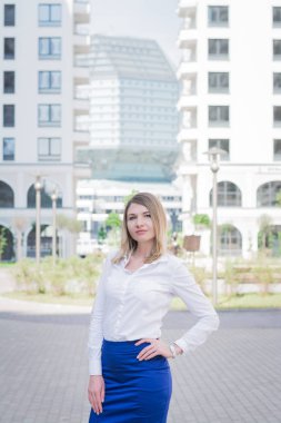 şehir sokaklarında bir arka plan aleyhine poz mavi ceketli şık iş kadını