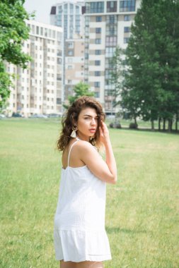 Parktaki güzel kız.