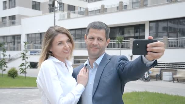 Şehirde Akıllı Telefon Ile Erkek Kadın Ortakları Selfie Stok Görüntüleri — Stok video