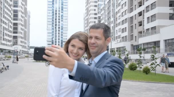 Hermoso Joven Hombre Negocios Equipo Mujeres Ciudad Fuera Sonriendo Selfies — Vídeo de stock