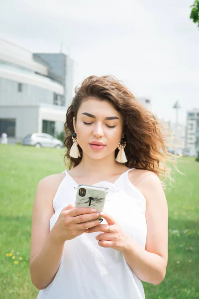 Glücklich gemischtes Rennmädchen in Jacke unterhält sich per Videolink auf Smartphone — Stockfoto