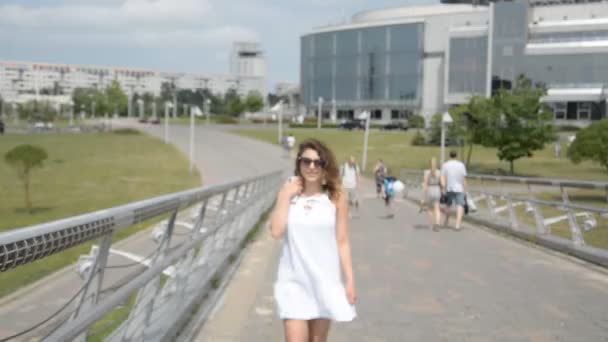 Красивая Девушка Идущая Дорожке Парке Летним Солнечным Днем — стоковое видео