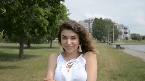 Retrato Feminino Verão Ensolarado Dia Imagens — Vídeo de Stock