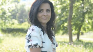 yaz parkı hd stok görüntüleri siyah saçlı portre ile sevimli genç kız