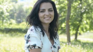 Park Yaz Günü'nde gülümseyen genç kadının portresi