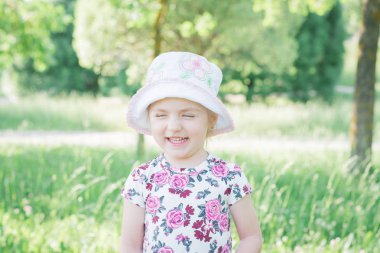 Yaz parkında küçük çocuk gülümsemesi