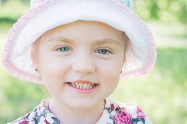 Yaz parkında küçük çocuk gülümsemesi