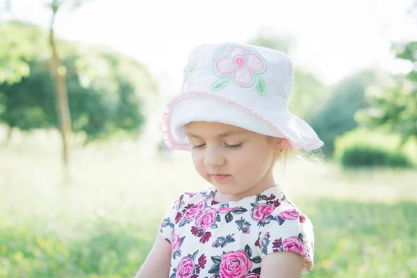 Niño con sonrisa en cara linda al aire libre . — Foto de Stock