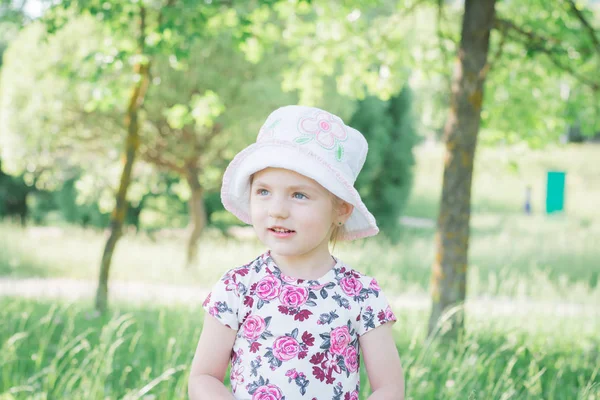 Niño con sonrisa en cara linda al aire libre . — Foto de Stock