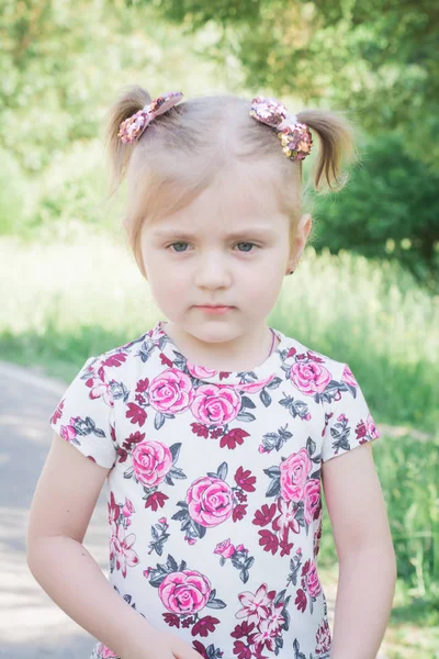 Mooie glimlachend klein meisje portret — Stockfoto