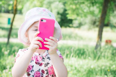 cep telefonu ile oynayan küçük bebek kız